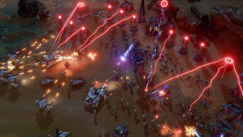 Captura de pantalla de combate donde estructuras defensivas rojas proyectan rayos de plasma y electricidad sobre las unidades mecánicas enemigas en el campo de batalla.