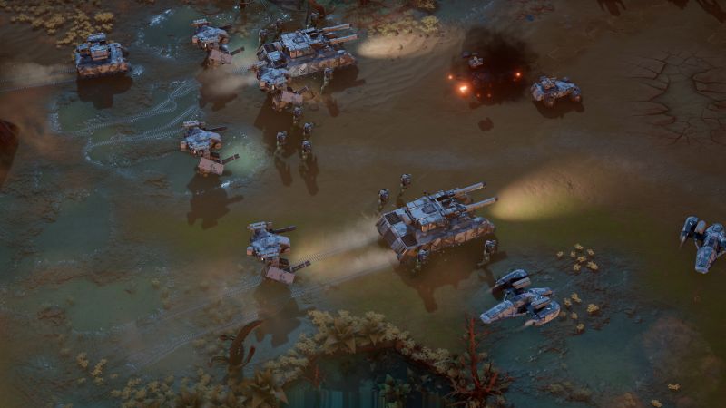 Vista isométrica de un escuadrón blindado de tanques pesados y mechas bípedos avanzando a través de un terreno húmedo bajo luz nocturna.