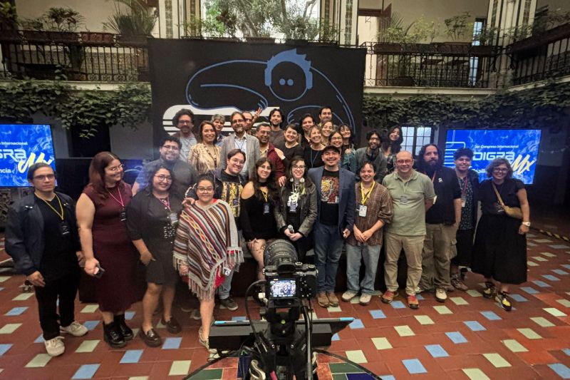 DIGRA Mx 2026 – Presentación oficial Fotografía grupal de asistentes a un evento académico sobre videojuegos frente a un fondo institucional.