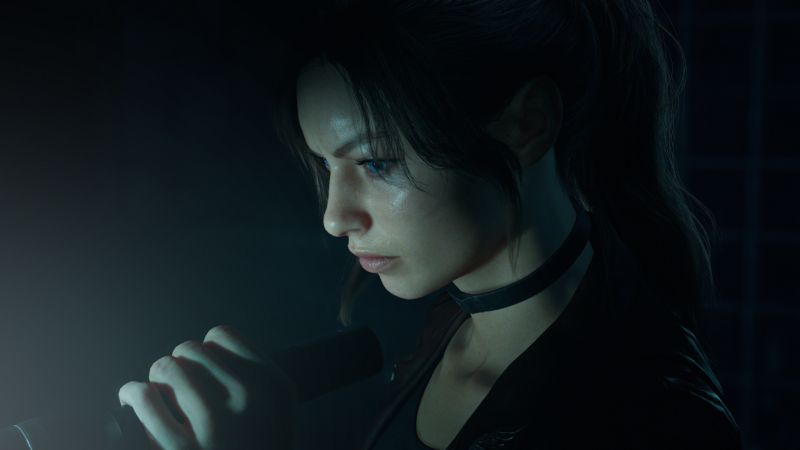 Primer plano de un personaje digital sosteniendo una fuente de luz en un entorno oscuro.