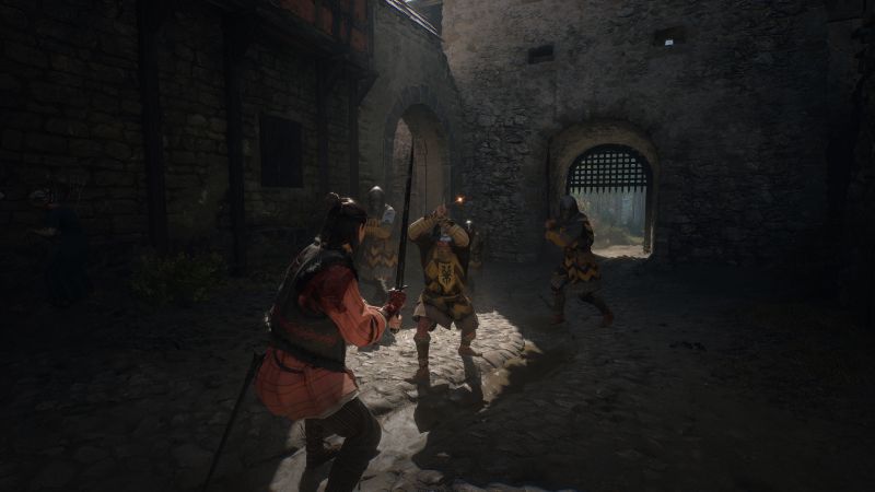 Tres combatientes armados se enfrentan en un patio medieval de piedra iluminado por luz natural.