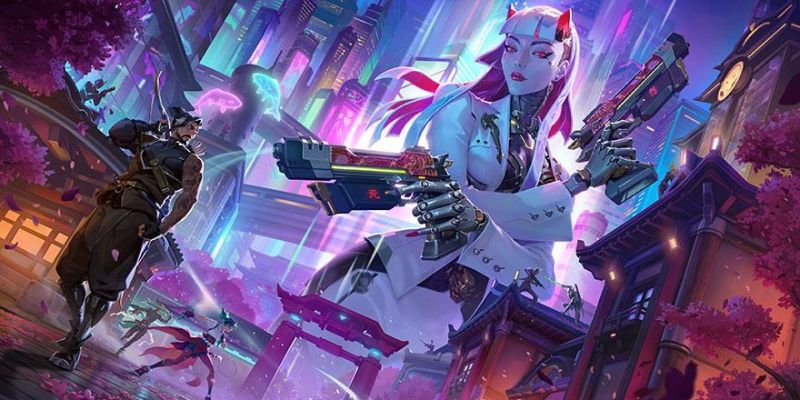 Figura femenina de estética futurista con brazos mecánicos sostiene armas en una ciudad iluminada por neón, con arquitectura inspirada en elementos orientales.