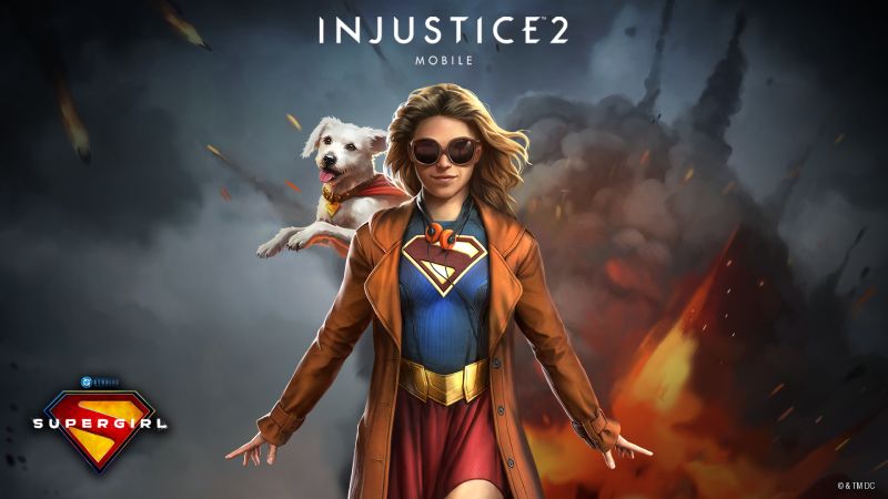 Heroína con atuendo moderno y capa roja acompañada de un perro volador en un entorno de acción.