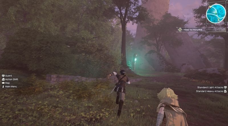 Exploración en zonas abiertas Dos personajes corriendo hacia un marcador luminoso en un bosque.