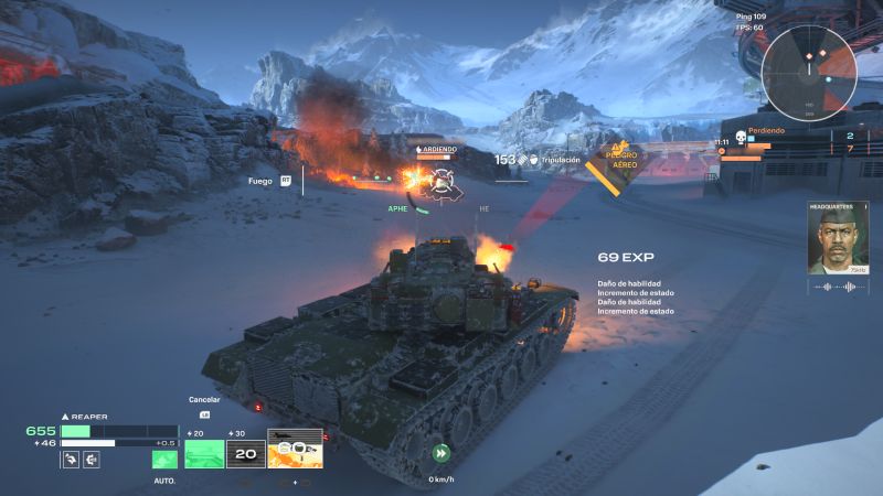 Tanque avanzando entre explosiones en un entorno nevado.