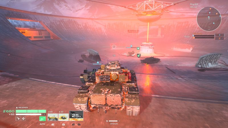 Tanque entrando a un área iluminada por un haz naranja.