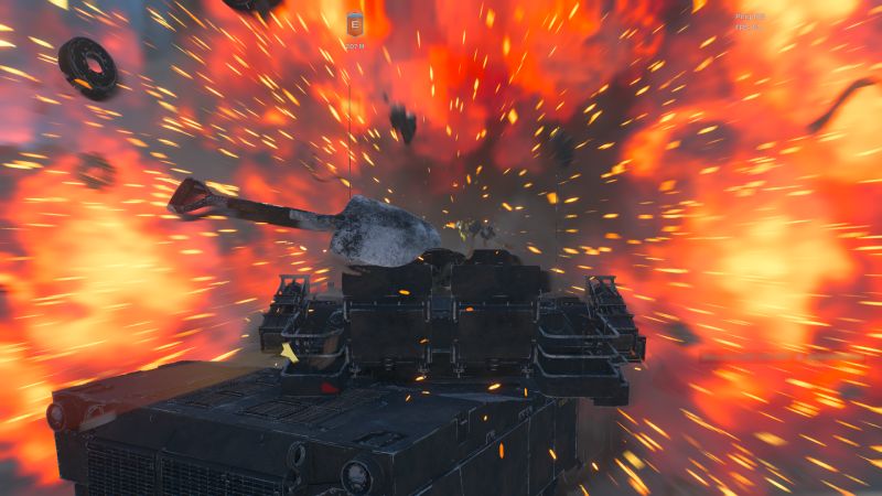 Explosión masiva con fragmentos y un vehículo en primer plano.