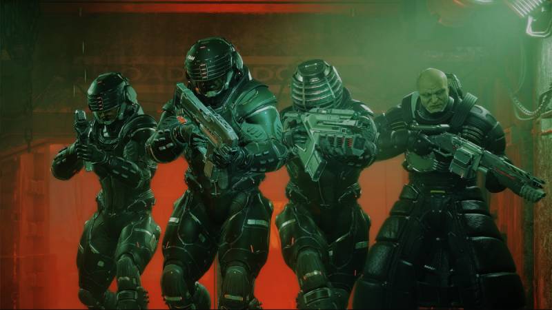 Cuatro combatientes con armaduras avanzadas y armas tecnológicas posan en un corredor oscuro iluminado por tonos rojos y verdes, evocando un entorno militar de estética futurista.