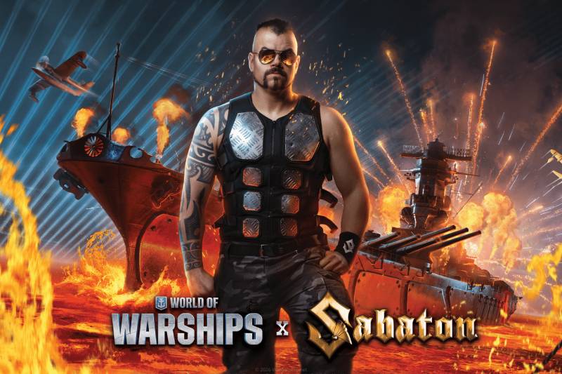 Arte promocional con un integrante de Sabaton en un entorno bélico rodeado de barcos, fuego y aeronaves, acompañado del logotipo de la colaboración entre World of Warships y la banda.