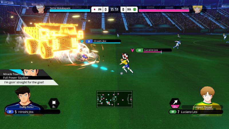 Dos jugadores ejecutan movimientos especiales en un campo de futbol, con efectos visuales intensos y una interfaz que resalta sus técnicas y energía.
