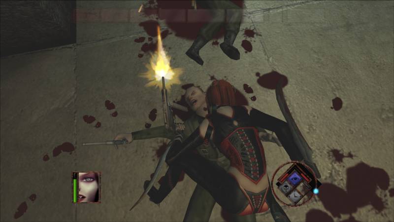 Dos personajes combaten cuerpo a cuerpo en un entorno oscuro, con armas de fuego, sangre en el suelo y una interfaz de juego visible en pantalla.