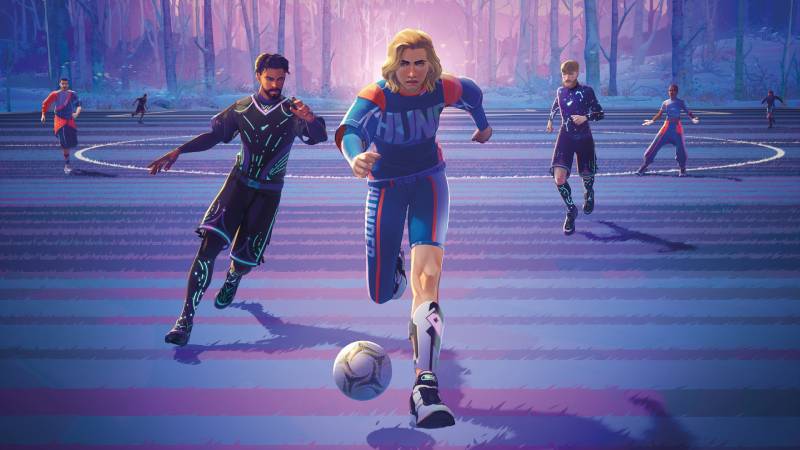 Un jugador corre con el balón en un campo rodeado de árboles, mientras dos rivales lo persiguen en un entorno iluminado con tonos vibrantes y futuristas.