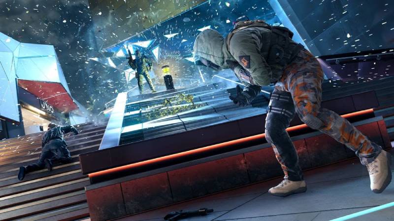 Call of Duty: Black Ops 7 — Temporada 3 Tres operadores armados combaten en un entorno urbano moderno con estructuras angulares, cristales rotos y acción intensa.