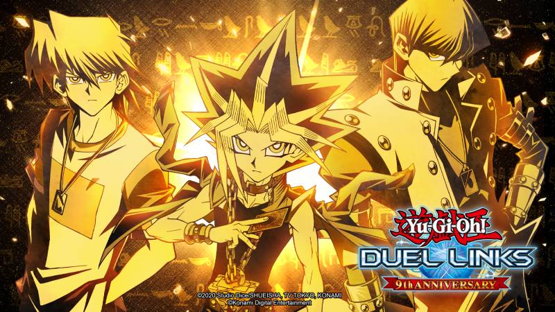 Tres Duelistas icónicos posan con energía en un entorno dorado con símbolos místicos, evocando el estilo clásico de Yu‑Gi‑Oh!.