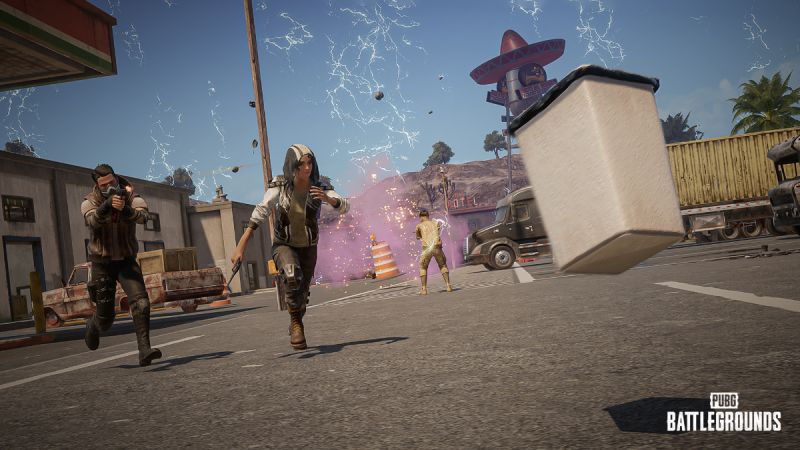 PUBG: BATTLEGROUNDS — Prop Hunt Escena de acción con personajes corriendo entre explosiones y caos urbano, evocando la energía y el estilo visual característico de PUBG: BATTLEGROUNDS.