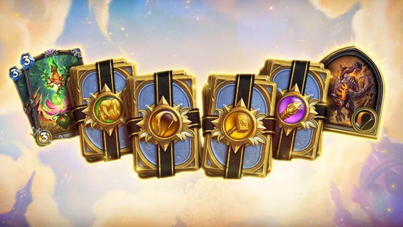 Ilustración con paquetes de cartas temáticos de “Hearthstone”, acompañados de elementos visuales relacionados con clases y personajes del juego.