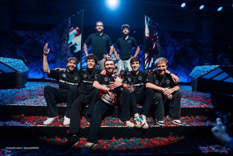 DarkZero Esports – Campeón del Major Salt Lake City Equipo de esports celebrando en un escenario cubierto de confeti, con un trofeo al centro y pantallas iluminadas al fondo.