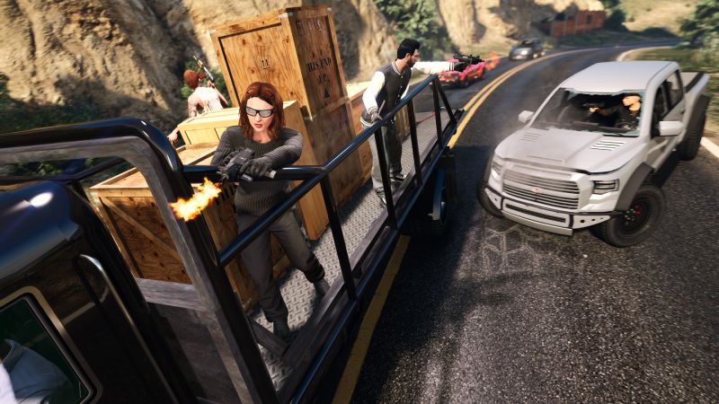 Escena de acción con personajes armados sobre un vehículo en movimiento durante un enfrentamiento en carretera.