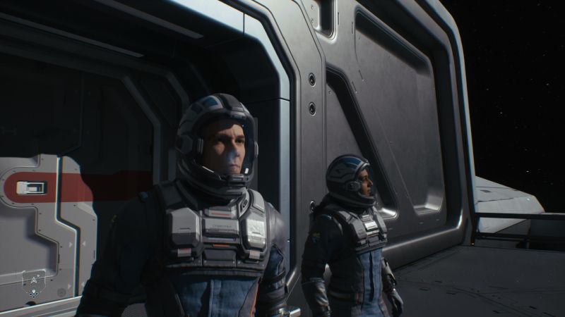 Directive 8020 — Operación en el casco Dos tripulantes con trajes espaciales sobre la superficie exterior de una nave.