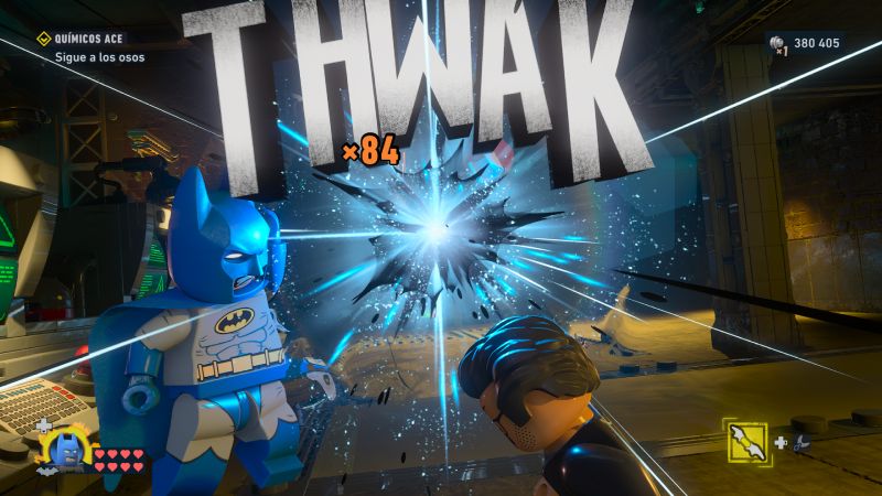 LEGO Batman — Acción estilo cómic Batman LEGO golpeando a un enemigo con efecto “THWAK” estilo cómic.