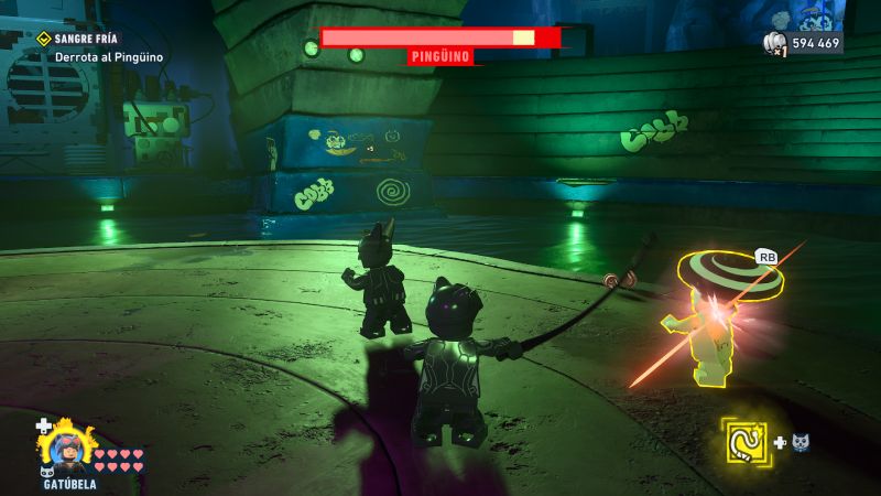 LEGO Batman — Batalla contra Pingüino Gatúbela enfrentando al Pingüino en una arena verde.