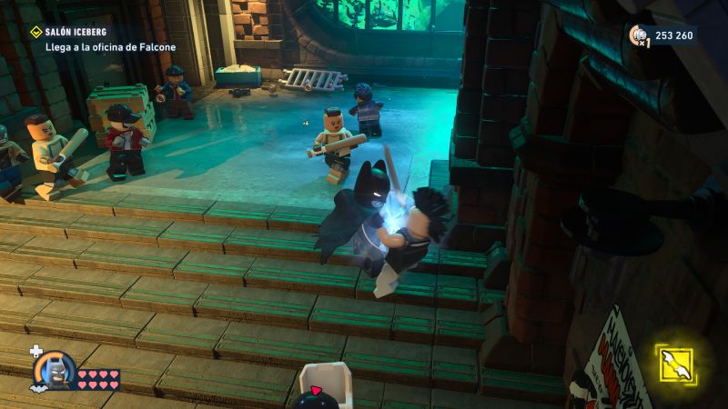 LEGO Batman — Combate urbano Batman peleando contra enemigos en un callejón con luces verdes.