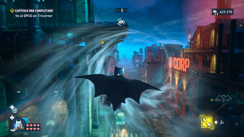 LEGO Batman — Exploración aérea Batman LEGO planeando sobre Gotham iluminada con neones.