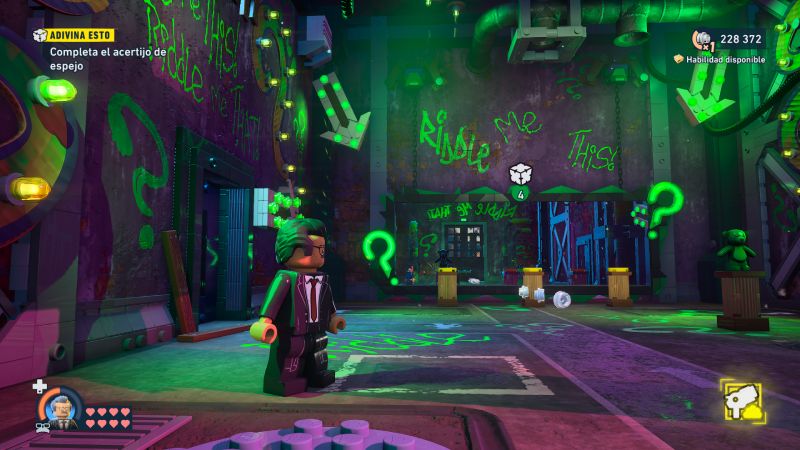 LEGO Batman — Sala del Acertijo Habitación verde llena de signos de interrogación y puzzles.