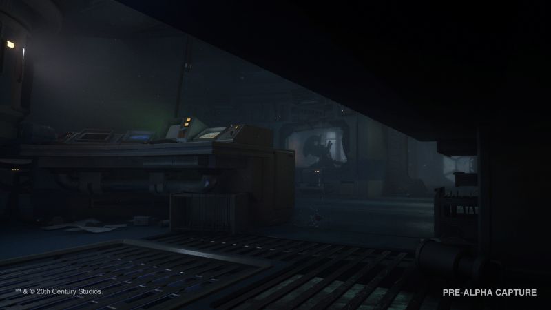Perspectiva de sigilo desde abajo de un escritorio observando al fondo la silueta del xenomorfo al acecho en una sala de control.