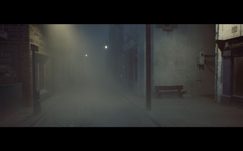 Las calles frías, húmedas y envueltas en niebla construyen una atmósfera claustrofóbica en formato panorámico.