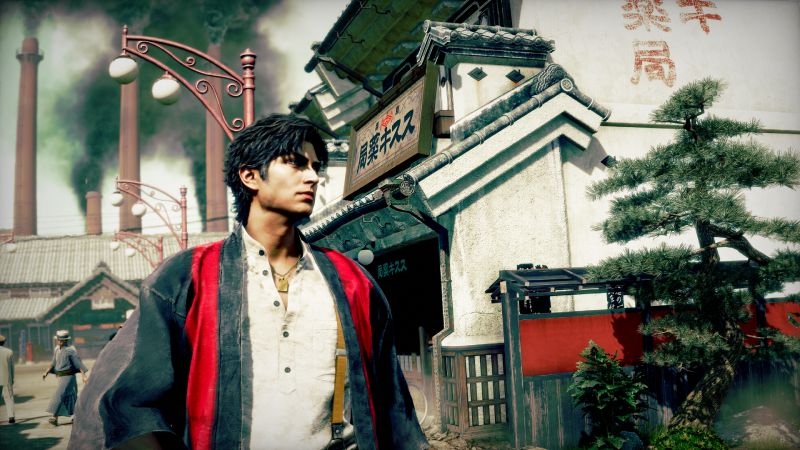 Makoto Daito con atuendo tradicional de época caminando frente a la entrada de una farmacia antigua de principios del siglo XX.