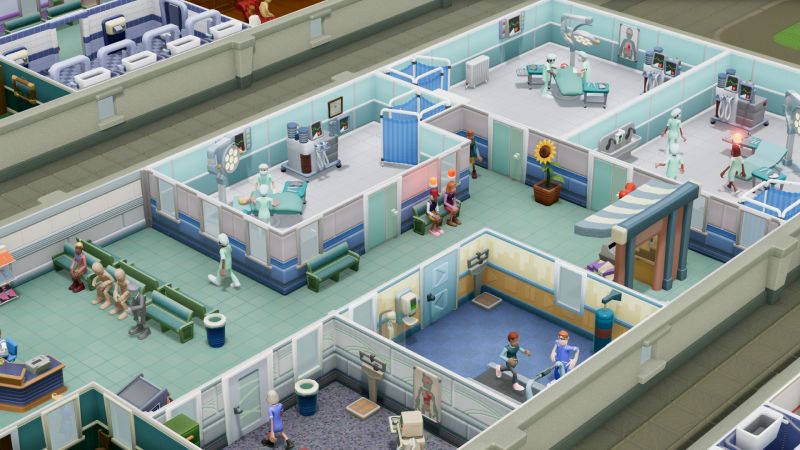 Vista isométrica superior del interior de un hospital mostrando consultorios, pasillos con pacientes en espera, plantas decorativas y quirófanos.