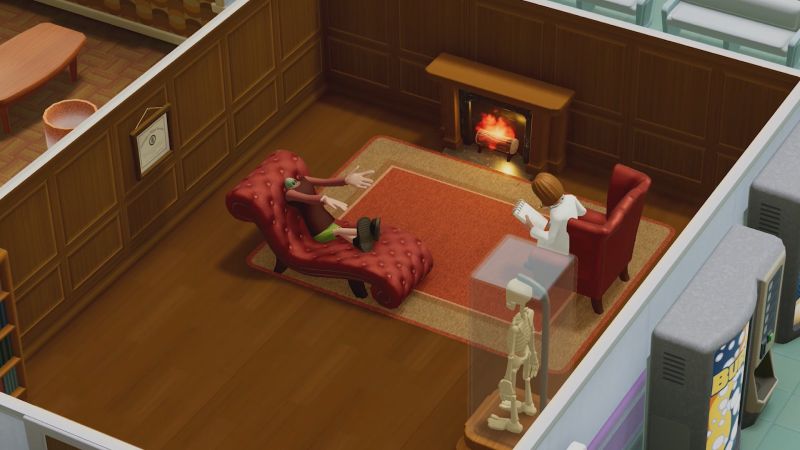 Un paciente acostado en un diván rojo frente a una chimenea mientras una psiquiatra toma notas en un sillón.