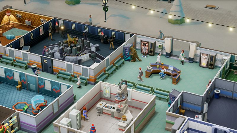 Vista superior de las salas del hospital con un set de rodaje que incluye una maqueta de ciudad y un monstruo gigante de utilería.