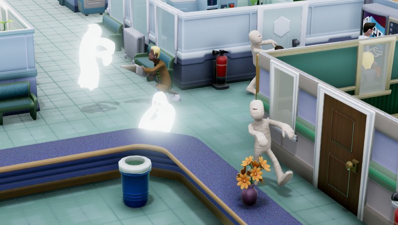 Pasillo del hospital con fantasmas brillantes flotando y pacientes envueltos como momias caminando entre los consultorios.
