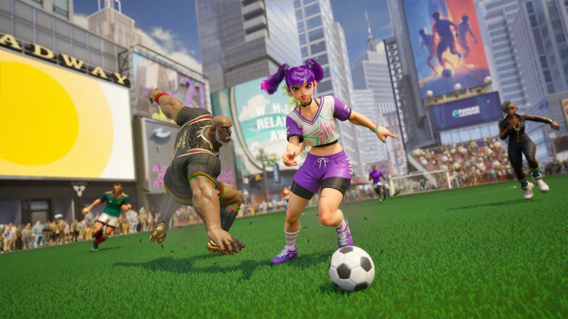 Captura de pantalla de gameplay de "FreeStyle Football 2" que muestra a personajes estilizados disputando el balón en una cancha urbana rodeada de rascacielos y pantallas publicitarias.
