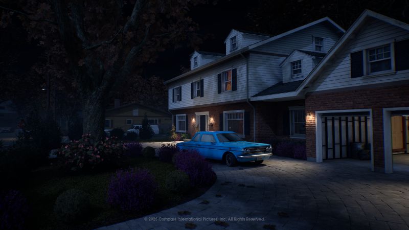 Captura de pantalla oficial de "Halloween: The Game" que muestra el nuevo mapa Orange Grove Estates de noche, destacando la residencia iluminada de dos pisos, un automóvil clásico azul estacionado en la entrada y los amplios jardines bordeadamente arbolados de Haddonfield.