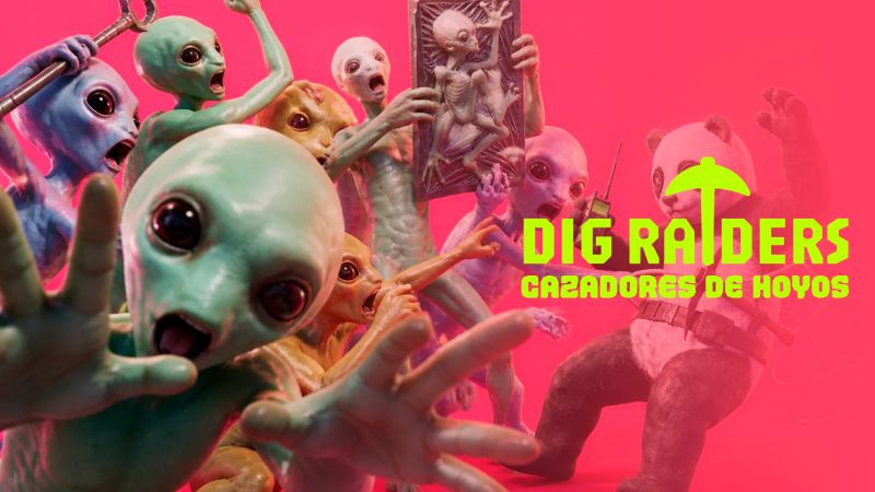 Un grupo de extraterrestres de color verde y azul rodea a un personaje disfrazado de oso panda que sostiene un pico sobre un fondo rosa brillante con el logotipo del juego.