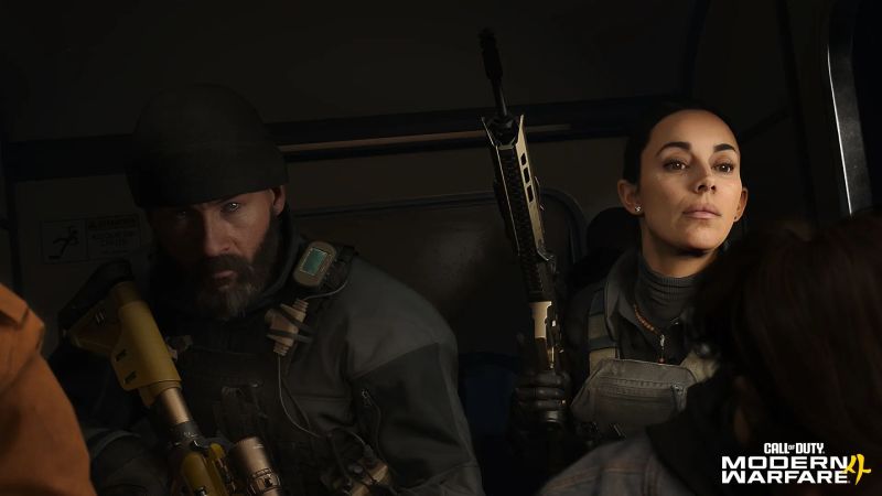 Capitan Price y Valeria Garza en Call of Duty Modern Warfare 4 Captura de pantalla de la campaña de Call of Duty: Modern Warfare 4. En el interior de un vehículo militar, el Capitán Price con gorro oscuro y barba sostiene un rifle junto a Valeria Garza, quien viste chaleco táctico y equipamiento militar mientras mira atentamente. En la esquina inferior derecha aparece el logotipo oficial de Call of Duty: Modern Warfare 4.