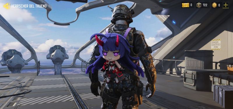 Mochila de peluche Chibi Herrscher del Trueno Vista trasera de un operador militar equipado con una mochila accesorio estilo peluche 'chibi' de Herrscher of Thunder en la espalda.