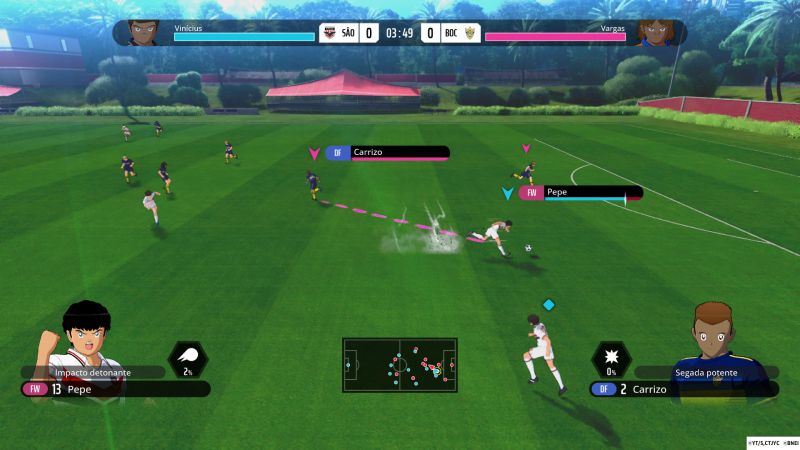 Vista de la interfaz y mapa en cancha completa Vista aérea amplia del campo durante un partido entre São Paulo y Boca, mostrando el radar, marcadores y barras de energía en la interfaz.