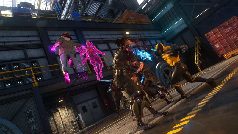 Captura de pantalla de gameplay de Marvel's Wolverine donde Logan combate junto a Jean Grey contra varios enemigos cibernéticos en un hangar industrial.