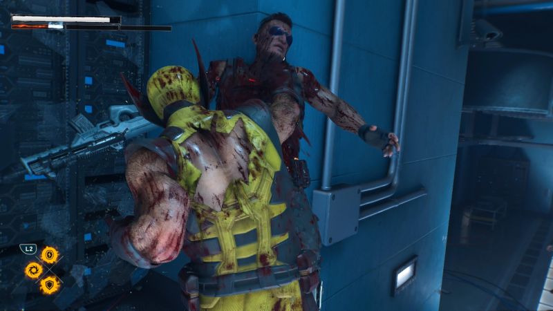Escena de combate cuerpo a cuerpo donde Wolverine con el traje desgarrado atraviesa a un enemigo contra la pared en una instalación militar.