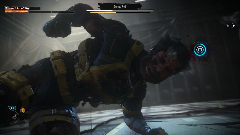 Wolverine derivado en el suelo durante una batalla contra el jefe Omega Red, con el indicador en pantalla del botón de interacción QTE.