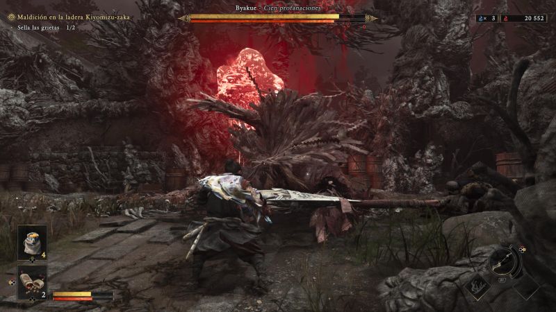 Captura de pantalla de la interfaz y combate en tiempo real de Onimusha: Way of the Sword donde Musashi se enfrenta al jefe Byakue - Cien profanaciones en una zona rocosa rodeada de vegetación marchita, con un gran orbe de energía roja resplandeciente al fondo.