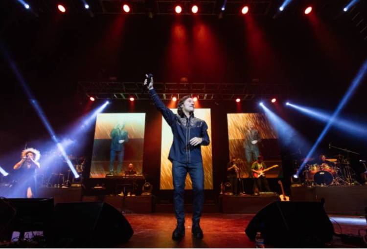 Diego Torres emociona al público en el Teatro Metropólitan con 