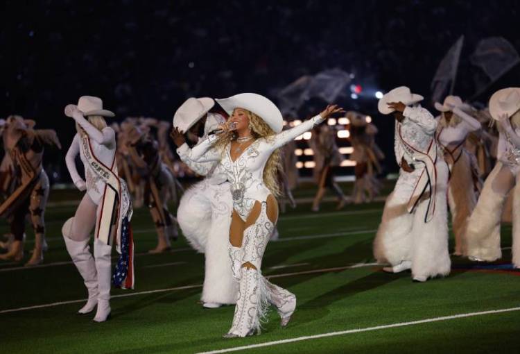 Beyoncé ilumina la Navidad con un épico espectáculo de medio tiempo en la NFL