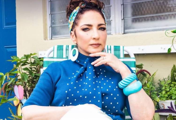 Gloria Estefan revive sus raíces con salsa, humor y nostalgia en “La Vecina (No Se Na’)”