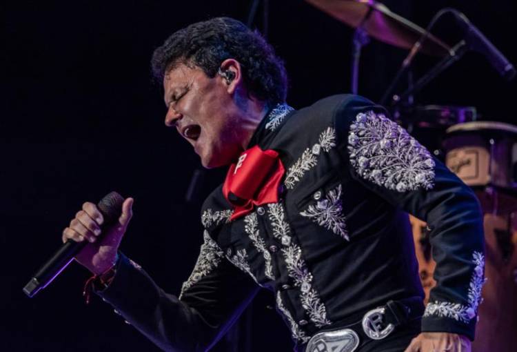 Pedro Fernández celebra a las mamás cual Ave Fénix