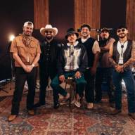 Carlos Santana y Grupo Frontera lanzan “Me Retiro”